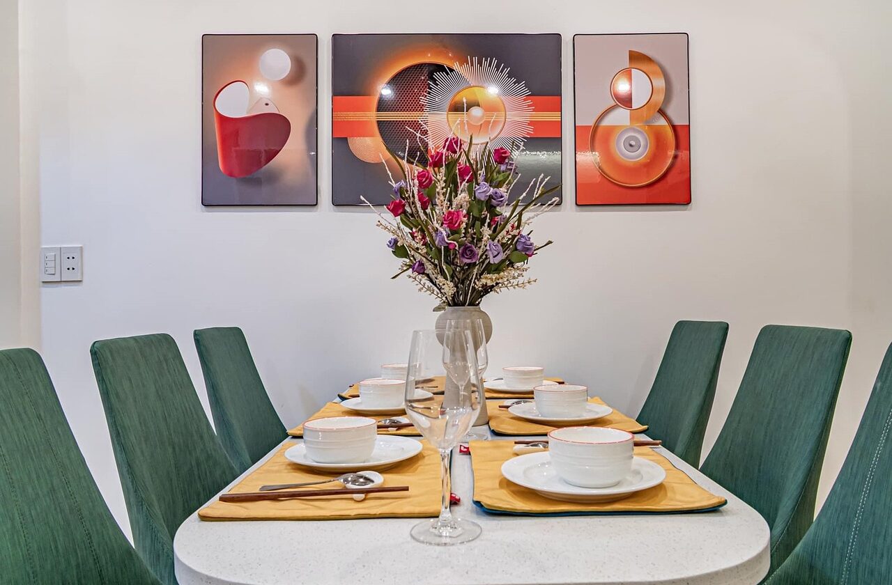 Créer une salle à manger élégante avec des chaises design